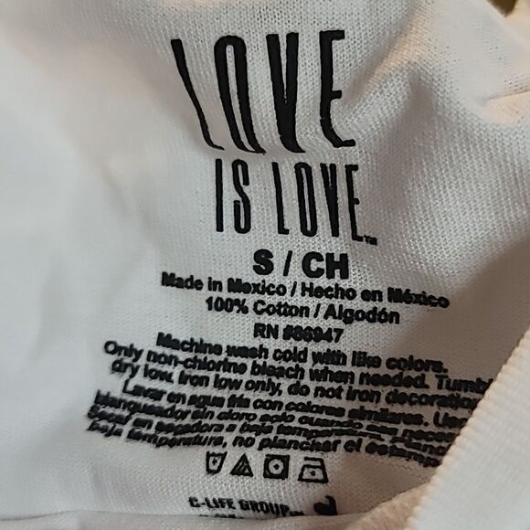 PROUD PARENT Top Short Sleeve Basic LOVE IS LOVE - Picture 3 of 3
